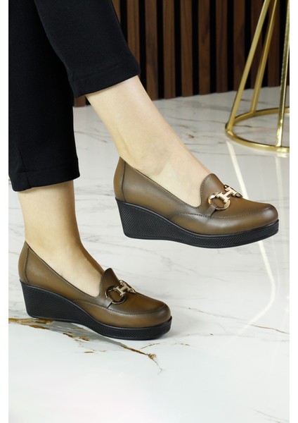 Hayley Kahverengi Hakiki Dana Derisi Tokalı Yuvarlak Burun Dolgu Topuklu Günlük Ayakkabı