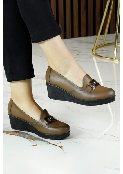 Dafne Kahverengi Hakiki Dana Derisi Tokalı Yuvarlak Burun Dolgu Topuklu Günlük Ayakkabı