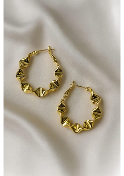 Zarif Kıvrımlı Altın Renkli Kadın Halka Küpe