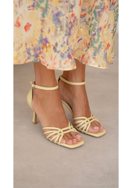 Donk Sarı Rugan Hakiki Deri Topuklu Ayakkabı