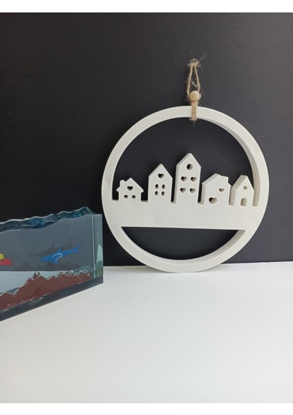 Ev Temalı Duvar Dekoru, Beyaz Renk Yüksek Kaliteli Malzeme El Yapımı Evler Temalı Yuvarlak Askılı Duvar Dekoru, Hediyelik Duvar Dekoru,Ev Dekoru (13cm) fırsatları