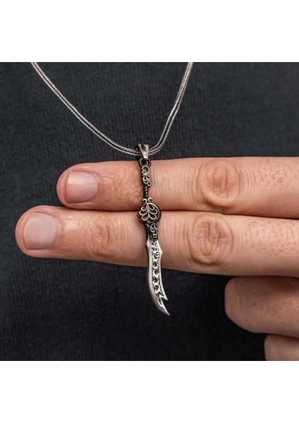 Gümüş Desenli Zülfikar Kılıcı Erkek Kolye