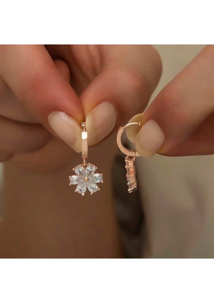 Gümüş Beyaz Çiçek Küpe fırsatları