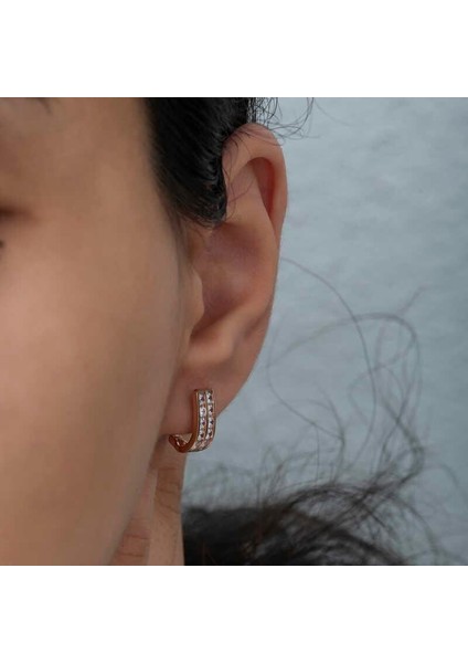 Gümüş Çift Sıra Beyaz Taşlı J Kadın Küpe fırsatları