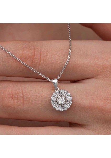 Gümüş Zirkon Taşlı Yuvarlak Kadın Kolye