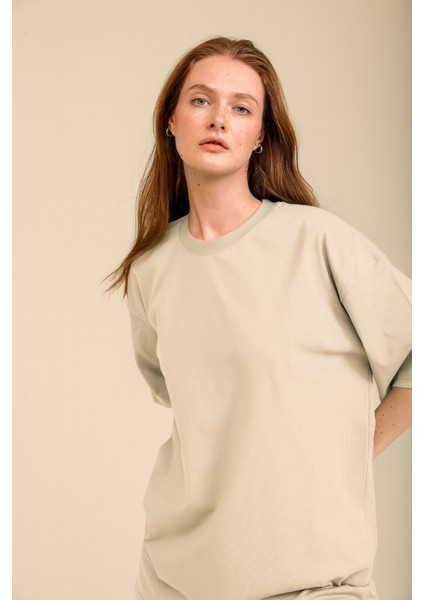 Kadın Krem Oversize Bisiklet Yaka %100 Organik Pamuk Düz Basic Yazlık T-Shirt