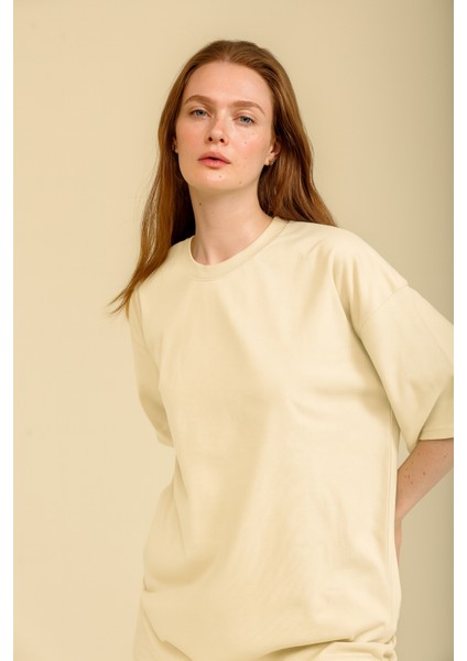 Kadın Krem Oversize Bisiklet Yaka %100 Organik Pamuk Düz Basic Yazlık T-Shirt