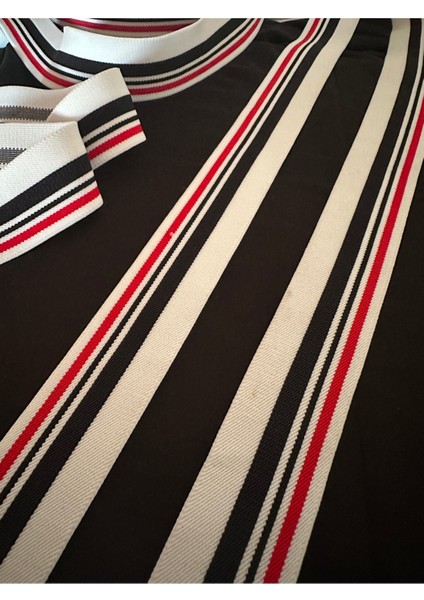 Beyaz Zemin Kırmızı Lacivert Geçişli Lastik Şerit