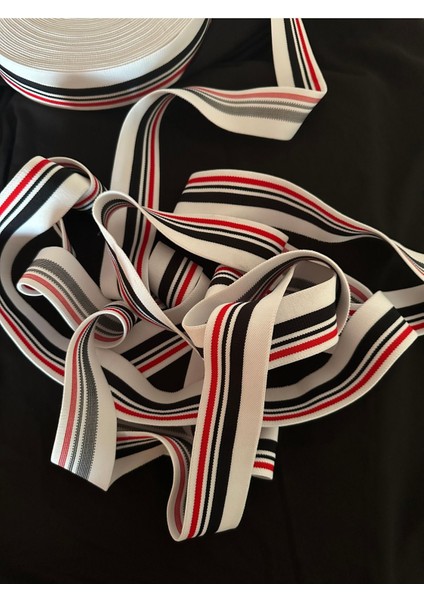 Beyaz Zemin Kırmızı Lacivert Geçişli Lastik Şerit modelleri