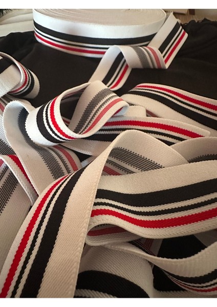 Beyaz Zemin Kırmızı Lacivert Geçişli Lastik Şerit