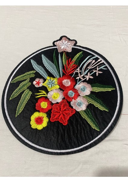 Çiçek Nakışlı Yuvarlak Aplike