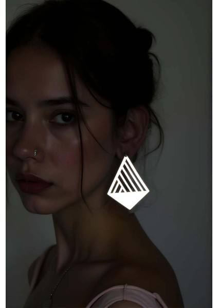 Beyaz Reflektörlü Üçgen Küpe, Şık Lazer Kesim Küpe