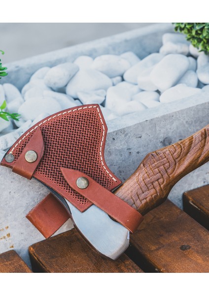 Kurt Başı Figürlü Kamp Baltası