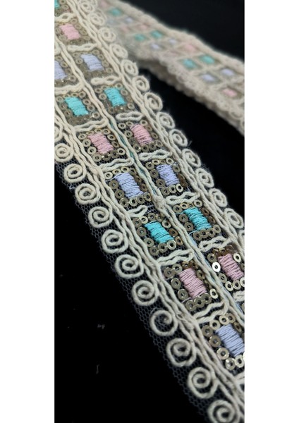 Renkli Iplikli Pullu Ara Model Şerit