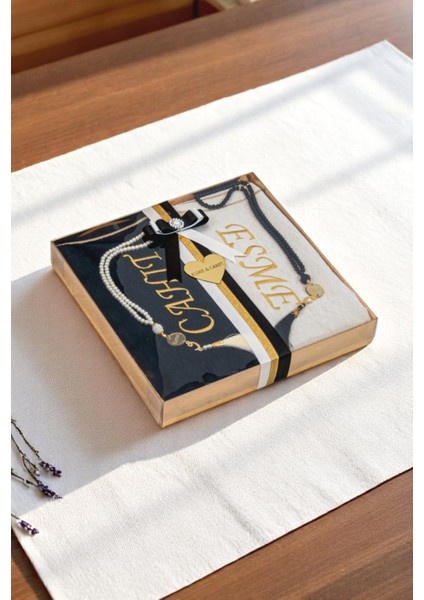 Hediye Kutulu Isme Özel Nakışlı Çiftler Için Kalpli Yumuşak Dokulu Seccade Seti Siyah Krem