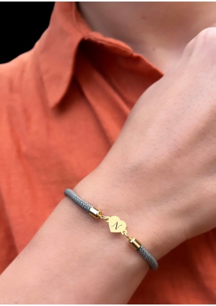 14 Ayar Plakalı Altın N Harfine Özel Kalp Motifli Gri Ipek Örgülü Hediye BILEKLIK-526HARF