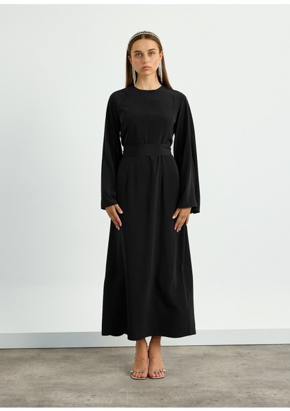 Siyah Kolu Volanlı Kemerli Elbise