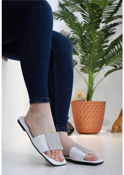 Kare Taş Tokalı Yazlık Kadın Terlik Düz Tabanlı Terlik Beyaz