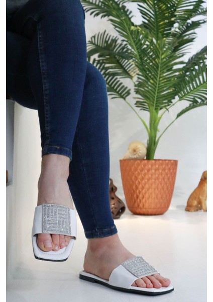 Kare Taş Tokalı Yazlık Kadın Terlik Düz Tabanlı Terlik Beyaz fiyatları