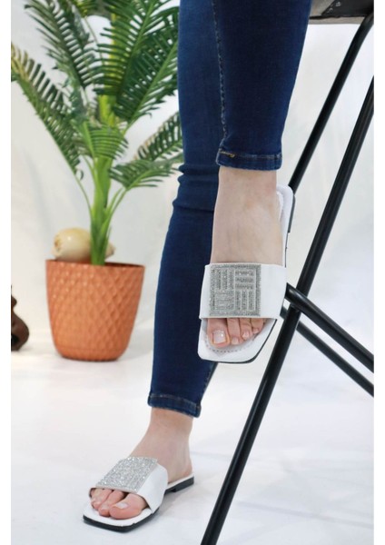 Kare Taş Tokalı Yazlık Kadın Terlik Düz Tabanlı Terlik Beyaz