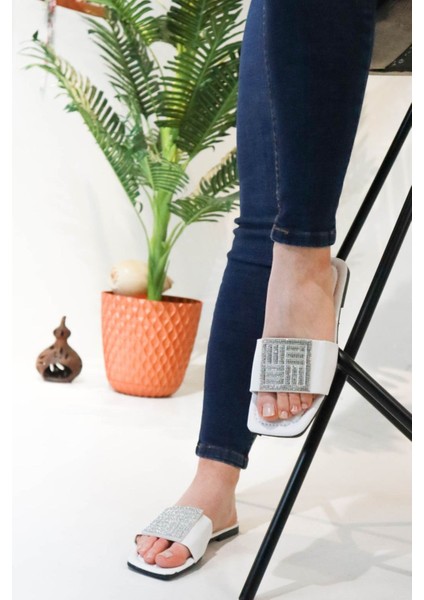 Kare Taş Tokalı Yazlık Kadın Terlik Düz Tabanlı Terlik Beyaz