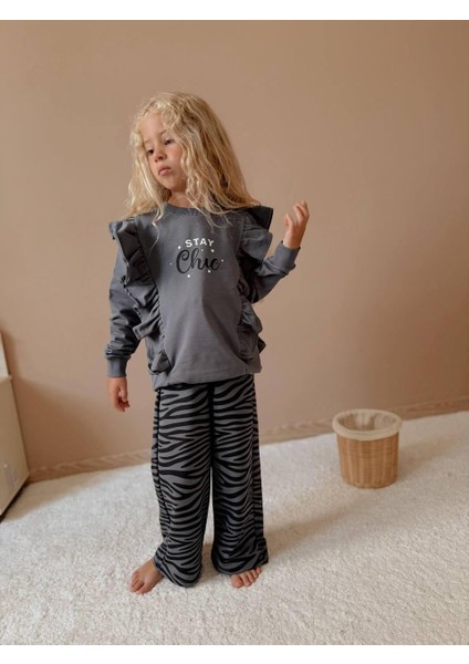 Kız Çocuk "stay Chic" Fırfırlı Sweatshirt ve Zebra Desenli Pantolon Takım 5004G modelleri