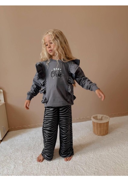 Kız Çocuk "stay Chic" Fırfırlı Sweatshirt ve Zebra Desenli Pantolon Takım 5004G fırsatları