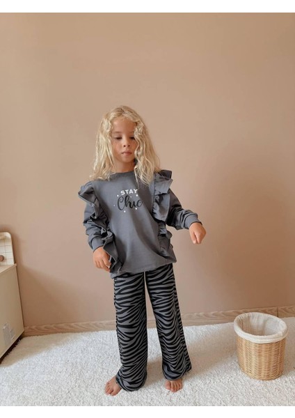 Kız Çocuk "stay Chic" Fırfırlı Sweatshirt ve Zebra Desenli Pantolon Takım 5004G indirimleri