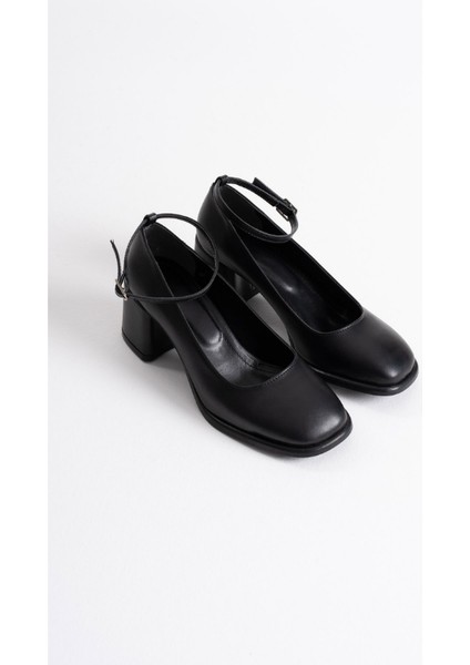 Siyah Topuklu Bilek Ipli Rugan Ayakkabı indirimleri