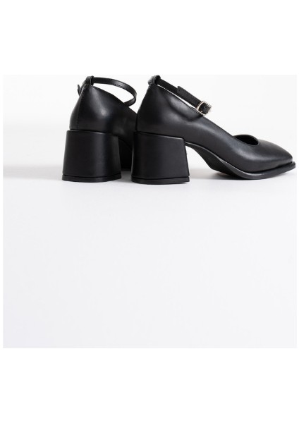 Siyah Topuklu Bilek Ipli Rugan Ayakkabı