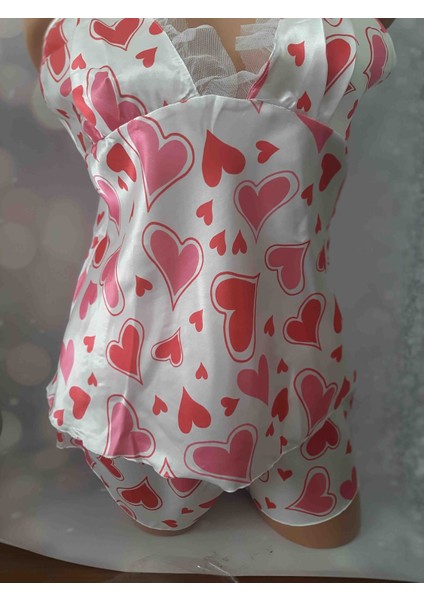 Kırmızı Pembe Kalp Desenli Saten Ip Askılı Üst Dekoltesi Tül Detaylı ve Beli Lastikli Şort Kadın Takım fırsatları