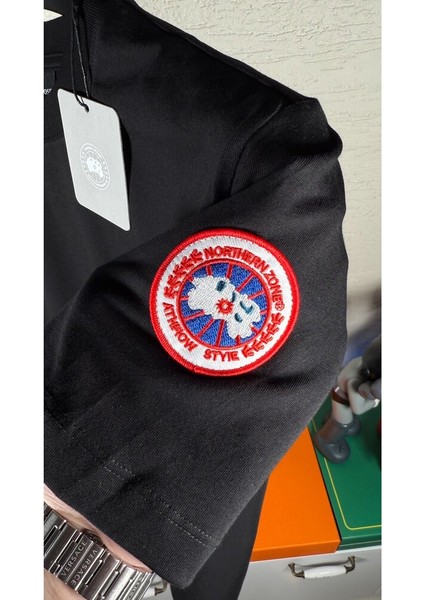 Kolda Patch Logo Detaylı Erkek T-Shirt – Modern Tarzın Zarif Tamamlayıcısı fiyatları