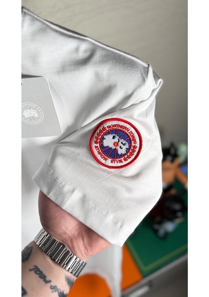 Kolda Patch Logo Detaylı Erkek T-Shirt – Modern Tarzın Zarif Tamamlayıcısı modelleri