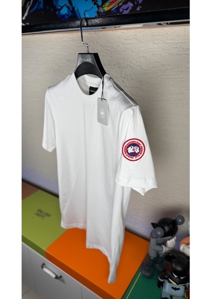 Kolda Patch Logo Detaylı Erkek T-Shirt – Modern Tarzın Zarif Tamamlayıcısı indirimleri