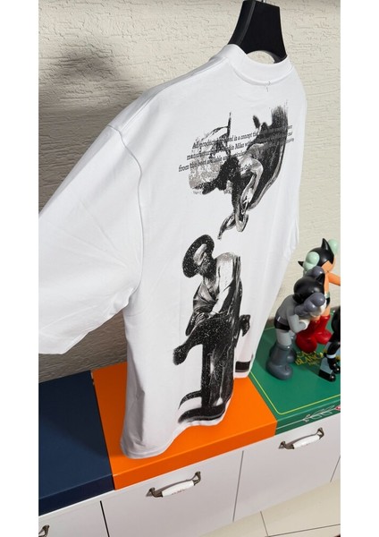 Erkek T-Shirt – Arka Baskı Detaylı Beyaz, Modern ve Şık Tasarım modelleri