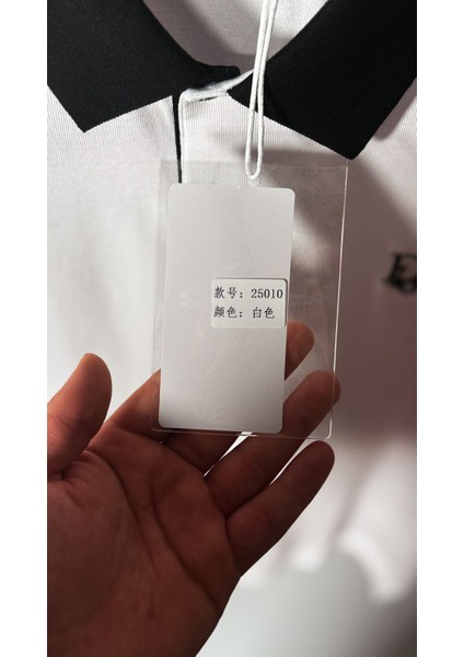 İthal Nakış Logo Detaylı Beyaz Polo Yaka T-Shirt – Şıklık ve Konforun Kusursuz Dengesi