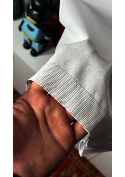 İthal Nakış Logo Detaylı Beyaz Polo Yaka T-Shirt – Şıklık ve Konforun Kusursuz Dengesi