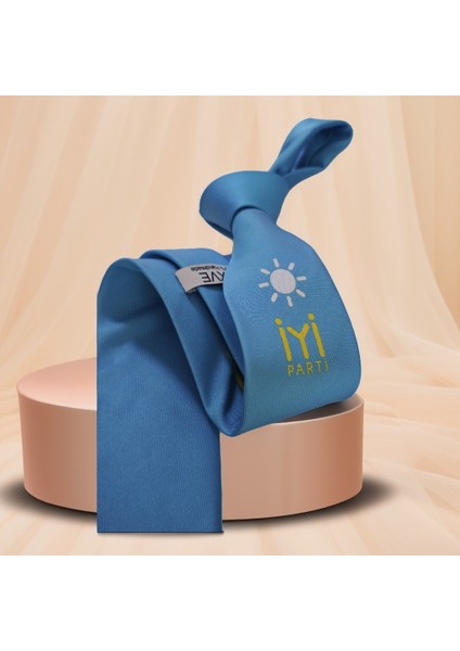 Turkuaz Üzeri Beyaz Sarı Iyi Parti Logolu Italyan Kravat