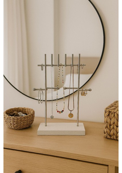 Beyaz Mermer Takı Standı, Şık ve Dayanıklı Yapısıyla Mükemmel Düzen Sağlar.