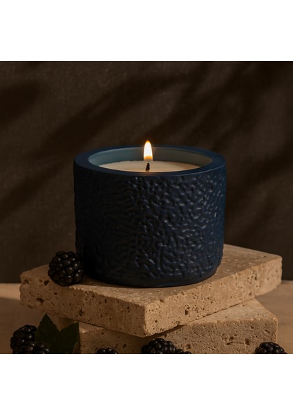 Böğürtlen Kokulu Indigo Beton Mum – %100 Soya Wax, El Yapımı, Doğal Vegan Mum fiyatları