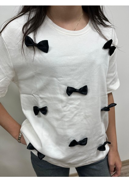 Siyah Fiyonk Aplikeli Oversize Basic T-Shirt fiyatları