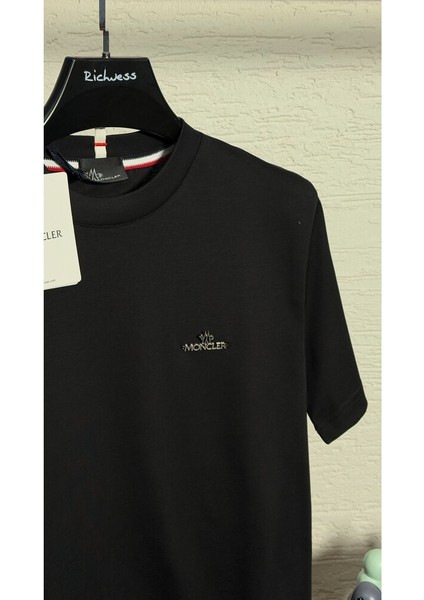 Metal Plaka Logo Detaylı Erkek T-Shirt – Modern Şıklığın Minimalist İfadesi modelleri