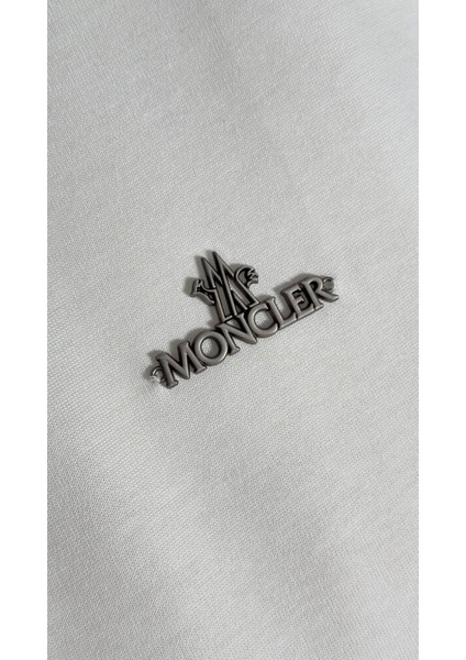 Metal Plaka Logo Detaylı Erkek T-Shirt – Modern Şıklığın Minimalist İfadesi fırsatları