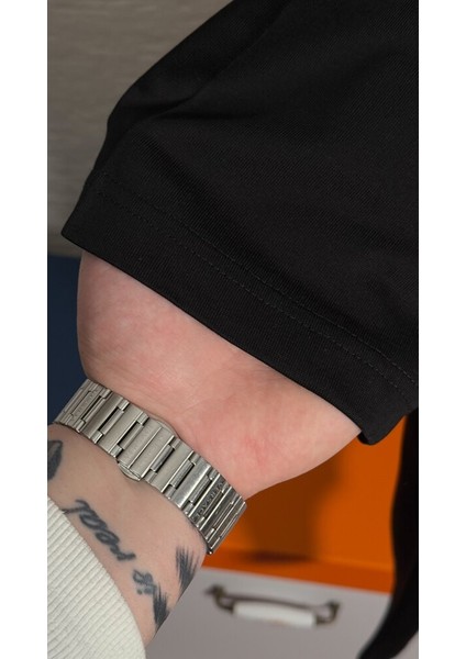 Metal Plaka Logo Detaylı Erkek T-Shirt – Modern Şıklığın Minimalist İfadesi indirimleri