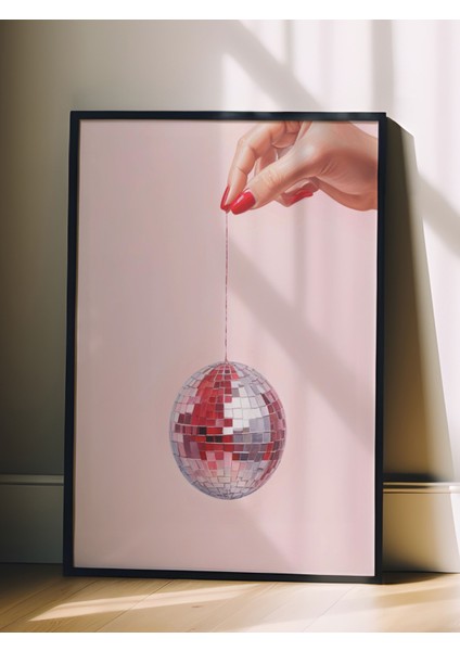 Siyah Çerçeveli Tablo, El Topunda Yansıma Efekti, Yatak Odası Dekoru Poster No: 109557 fiyatları