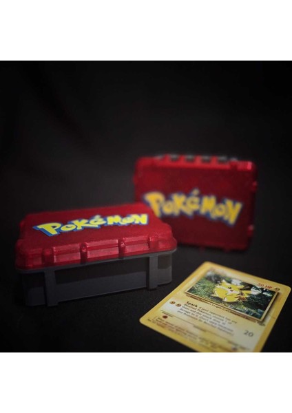 Küçük ve Şık Pokémon Tcg Saklama Kutusu, Kırmızı Renkli, Taşımaya Uygun Tasarım.