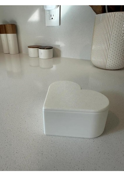 Beyaz Kalpli Saklama Kutusu, Şık ve Kullanışlı Ev Düzenleme Ürünü