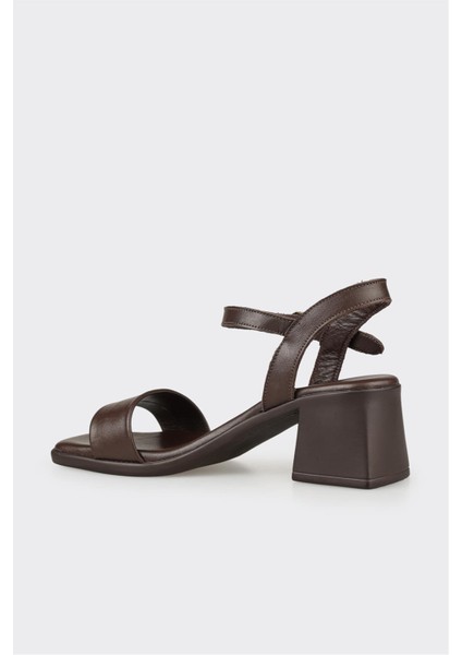 Kadın Sandalet Kahverengi Deri Orta Topuklu Günlük Kullanım İçin Şık Tasarım modelleri