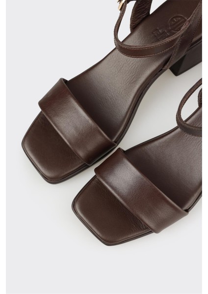 Kadın Sandalet Kahverengi Deri Orta Topuklu Günlük Kullanım İçin Şık Tasarım fırsatları