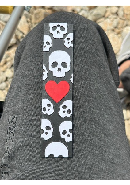 Kabartmalı 3D Kuru Kafa ve Kalp Temalı Gotik Kitap Ayracı (3,5 x 15 Cm, Pla) – Ölümüne Aşk fiyatları
